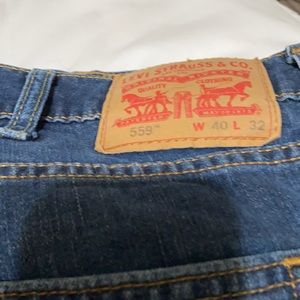 559 Levi’s 40x32 Relaxed fit Jeans.